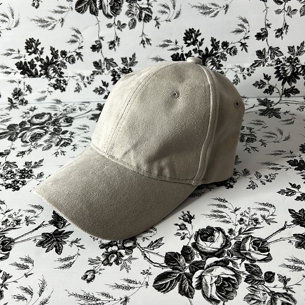 Hat With adjustable strap - Picture 7 of 10